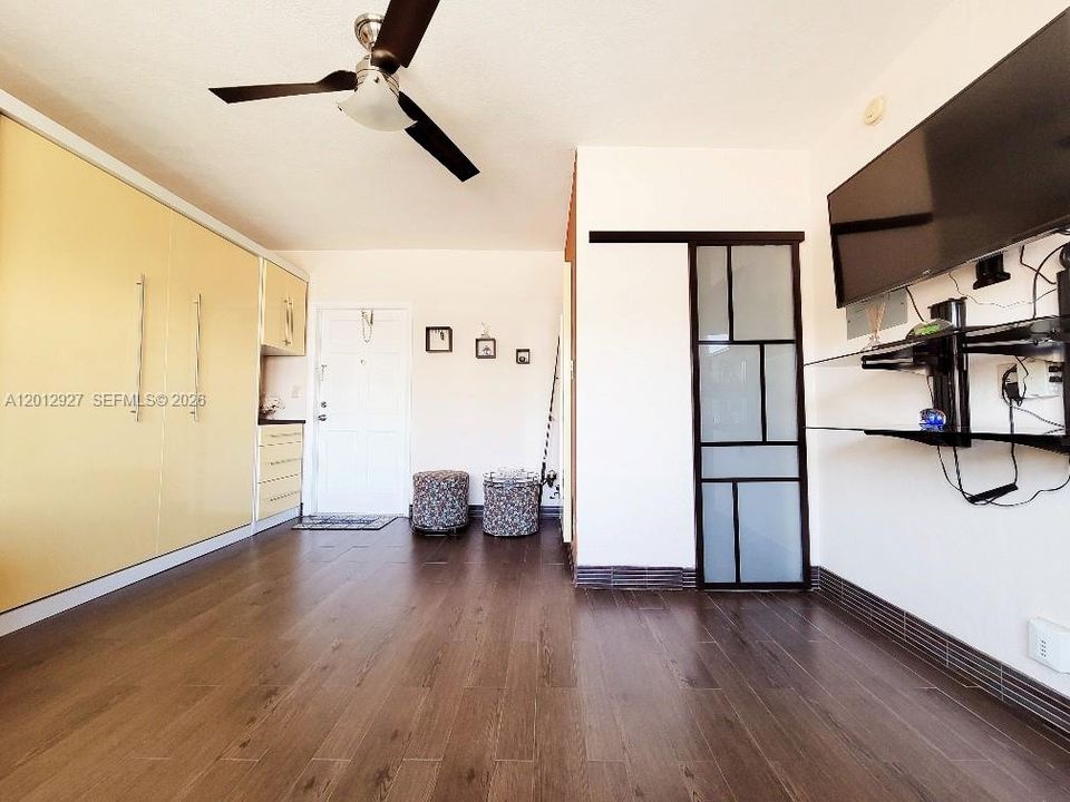 Active With Contract: $258,000 (0 beds, 1 baths, 408 Square Feet)