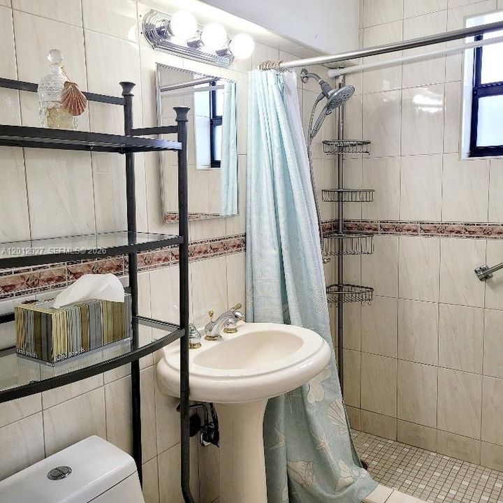 Active With Contract: $258,000 (0 beds, 1 baths, 408 Square Feet)