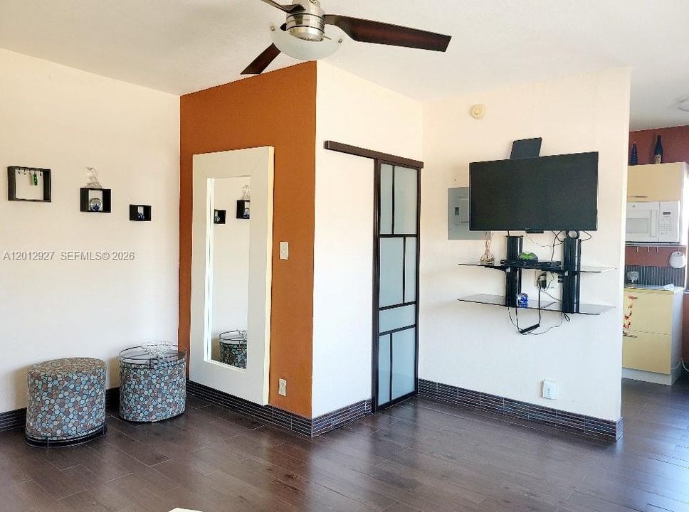 Active With Contract: $258,000 (0 beds, 1 baths, 408 Square Feet)