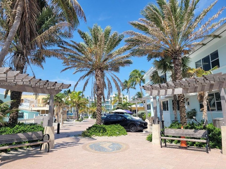 Active With Contract: $258,000 (0 beds, 1 baths, 408 Square Feet)