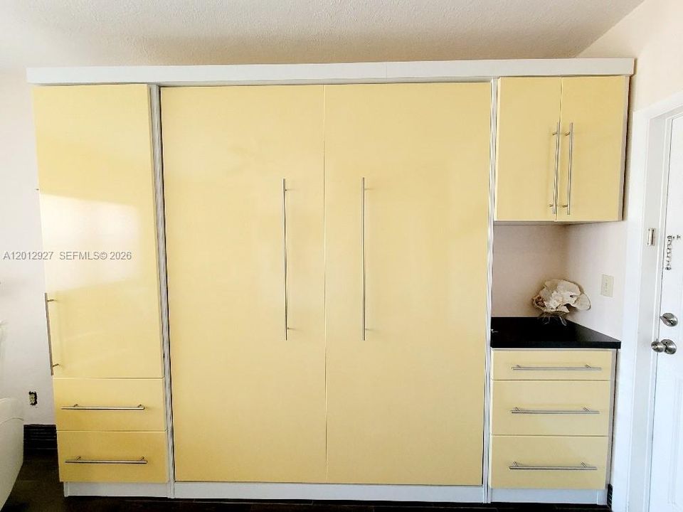 Active With Contract: $258,000 (0 beds, 1 baths, 408 Square Feet)