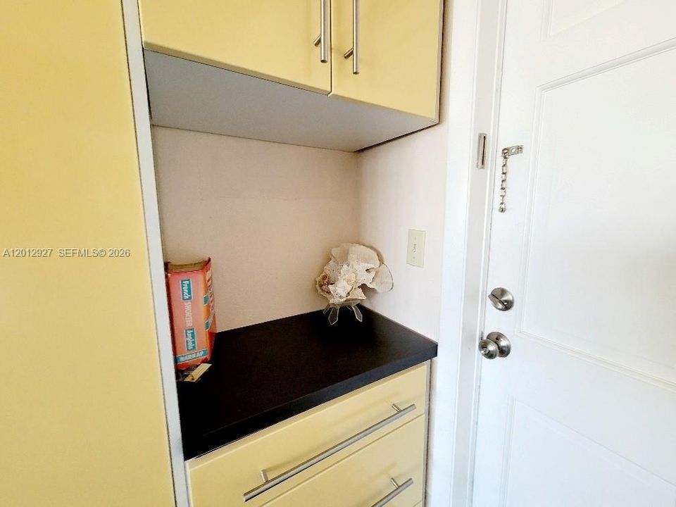 Active With Contract: $258,000 (0 beds, 1 baths, 408 Square Feet)