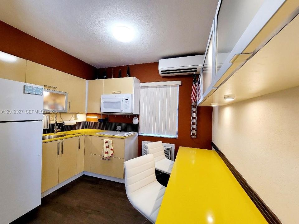 Active With Contract: $258,000 (0 beds, 1 baths, 408 Square Feet)