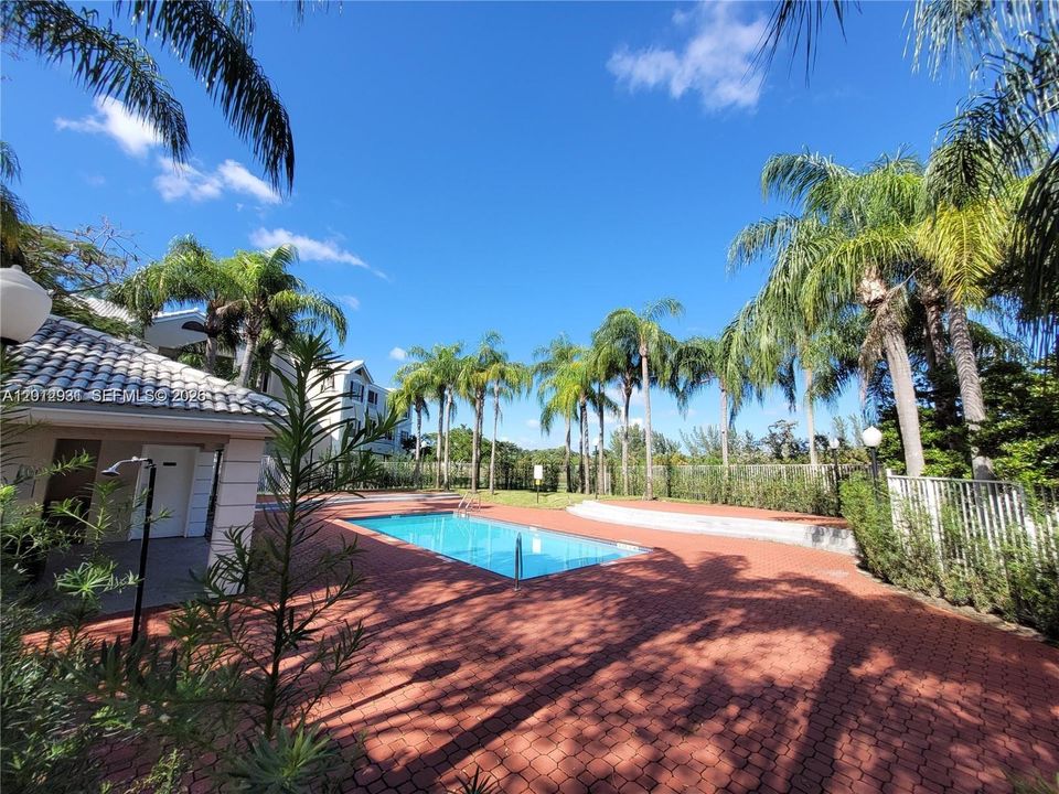 Active With Contract: $2,250 (2 beds, 2 baths, 992 Square Feet)