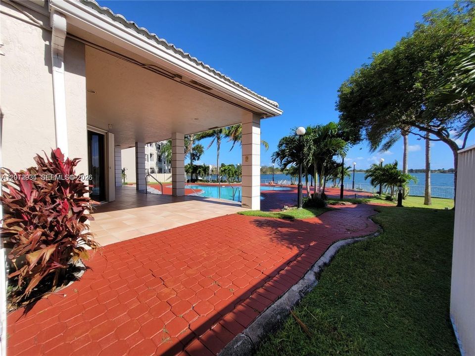 Active With Contract: $2,250 (2 beds, 2 baths, 992 Square Feet)