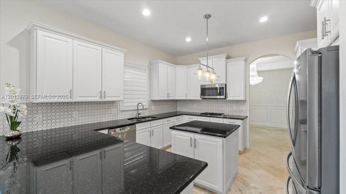В аренду: $8,300 (5 спален, 4 ванн, 4176 Квадратных фут)