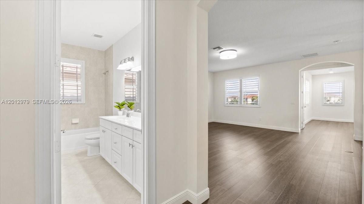 В аренду: $8,300 (5 спален, 4 ванн, 4176 Квадратных фут)