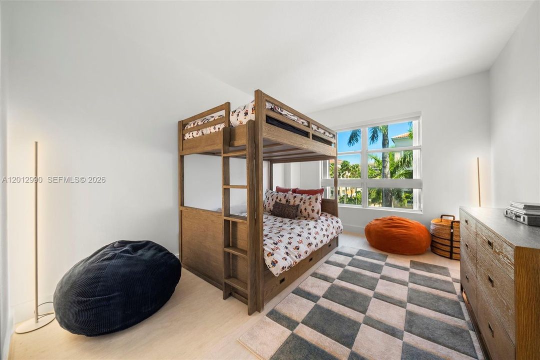В аренду: $12,000 (2 спален, 2 ванн, 1700 Квадратных фут)