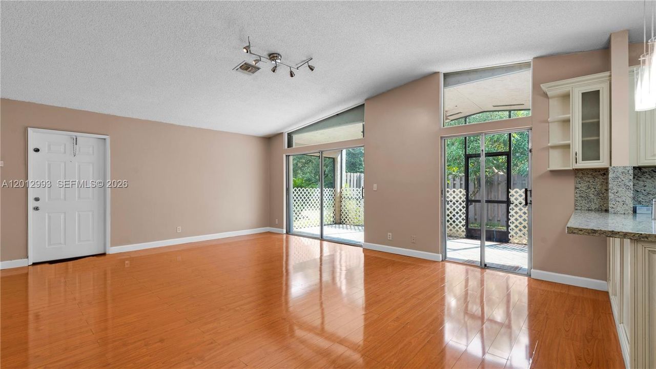 En Venta: $425,000 (3 camas, 2 baños, 1050 Pies cuadrados)