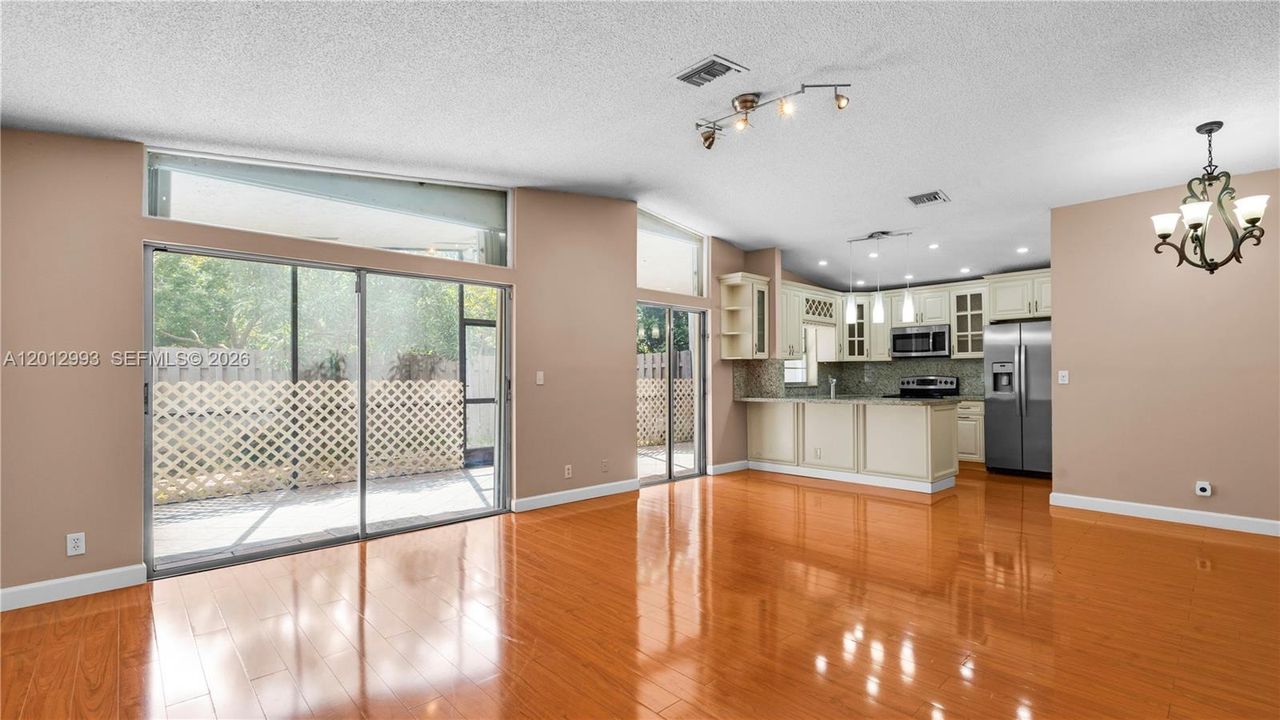 En Venta: $425,000 (3 camas, 2 baños, 1050 Pies cuadrados)