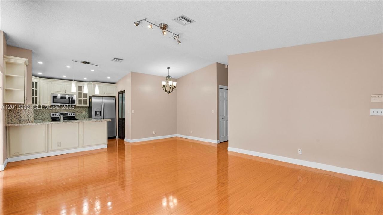 En Venta: $425,000 (3 camas, 2 baños, 1050 Pies cuadrados)