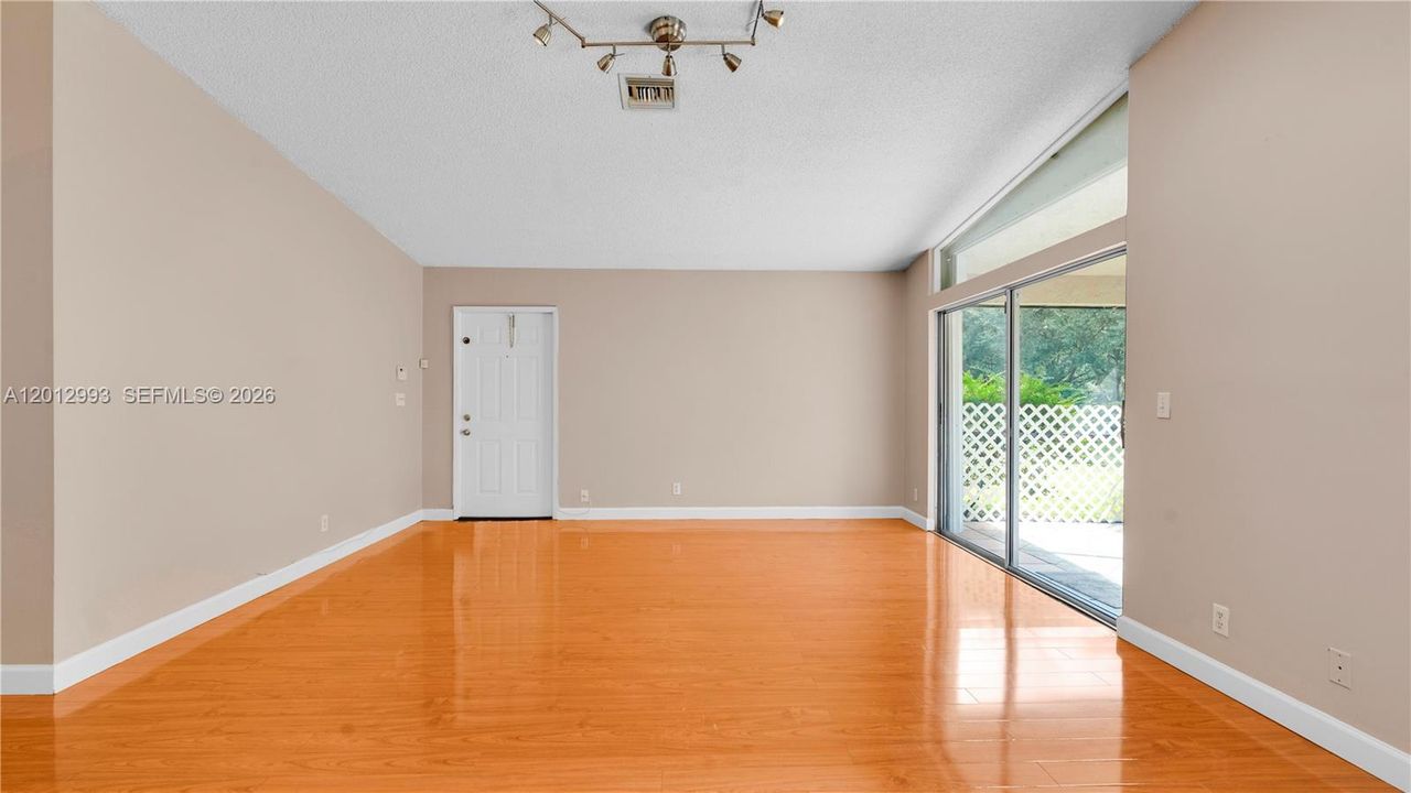 En Venta: $425,000 (3 camas, 2 baños, 1050 Pies cuadrados)