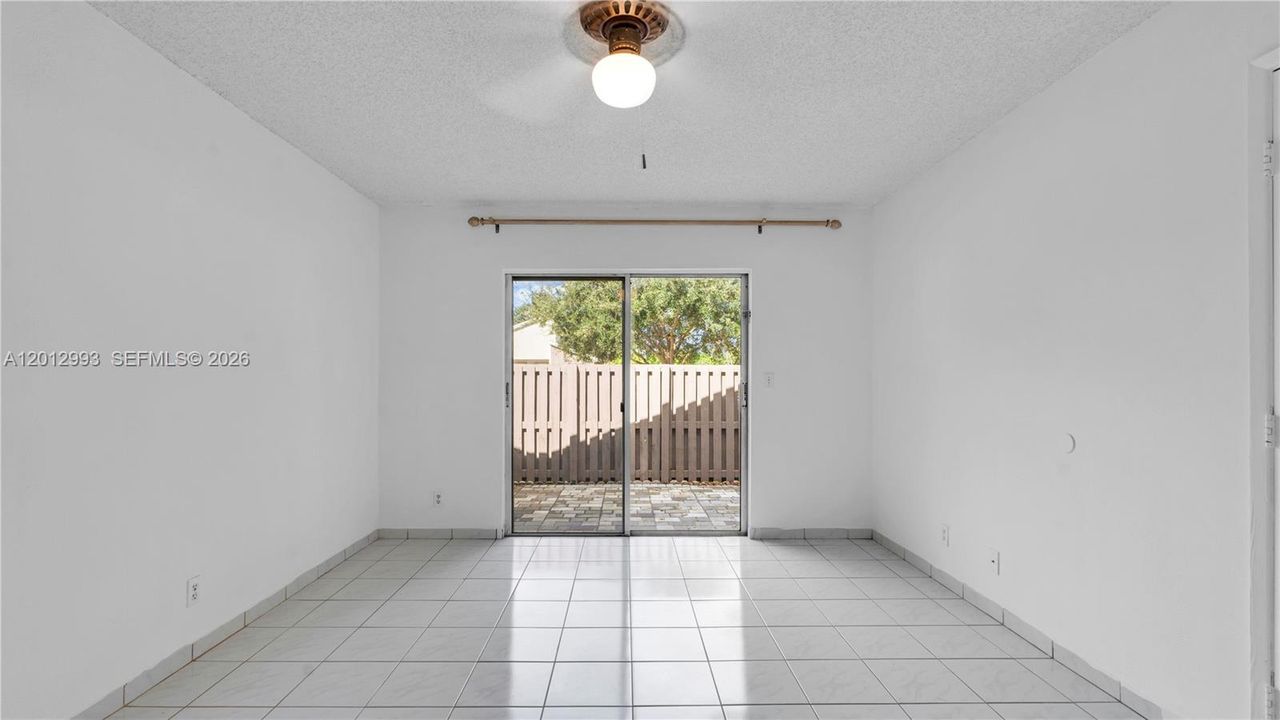 En Venta: $425,000 (3 camas, 2 baños, 1050 Pies cuadrados)