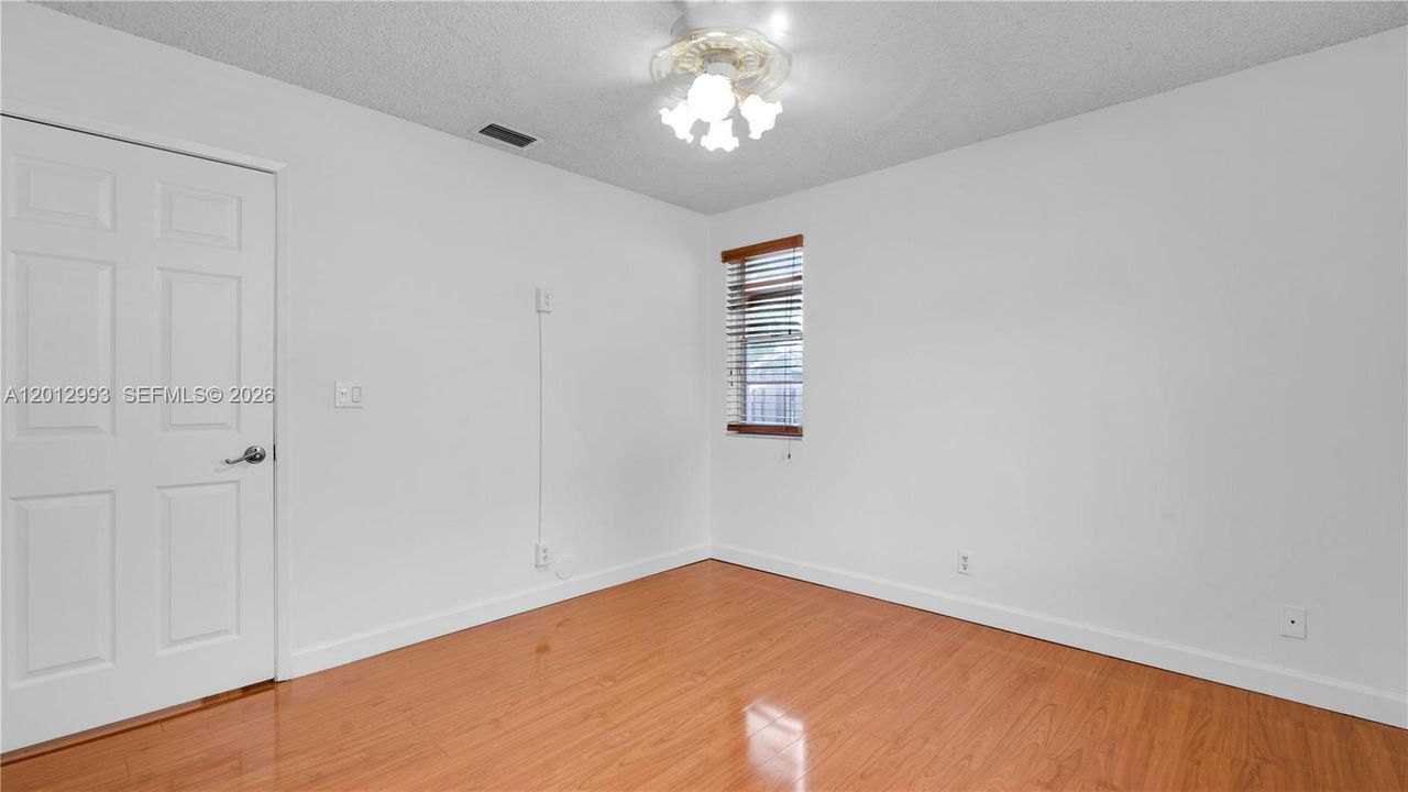 En Venta: $425,000 (3 camas, 2 baños, 1050 Pies cuadrados)
