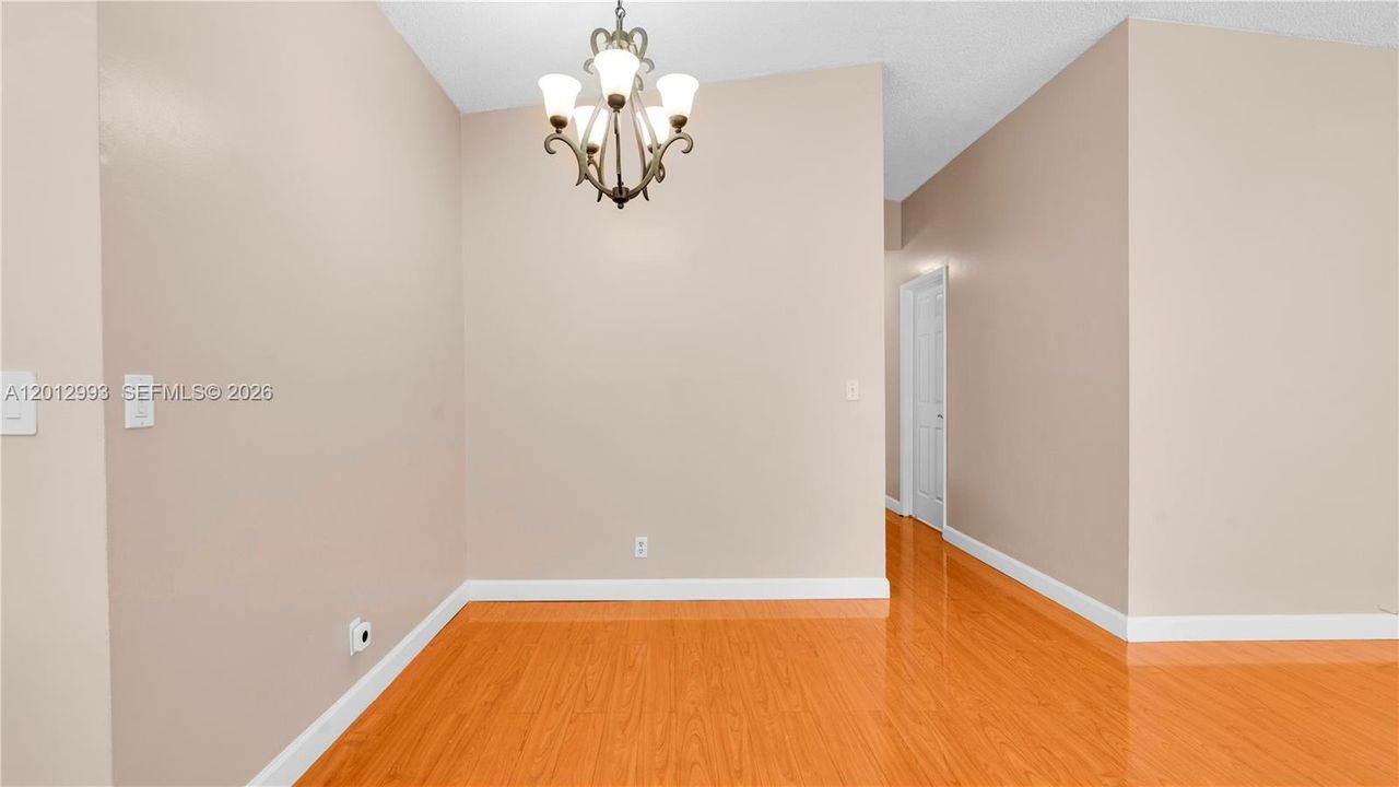 En Venta: $425,000 (3 camas, 2 baños, 1050 Pies cuadrados)