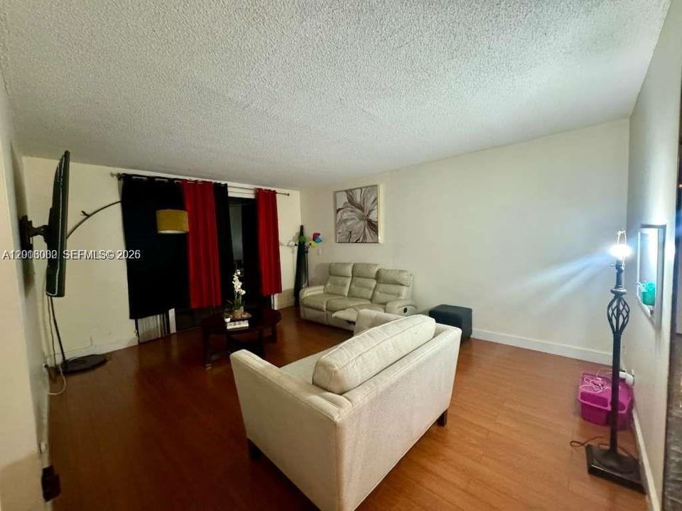 For Sale: $125,000 (1 beds, 1 baths, 800 Square Feet)