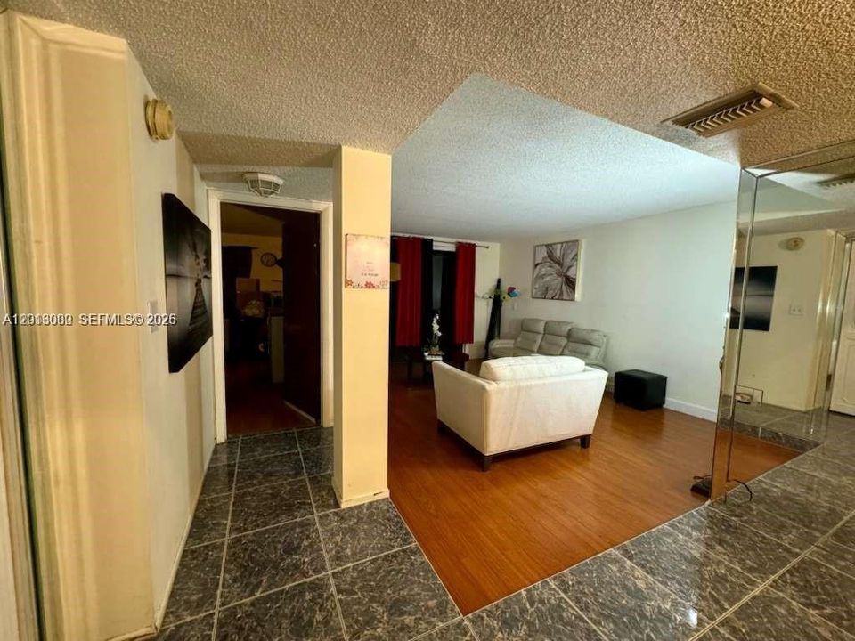 For Sale: $125,000 (1 beds, 1 baths, 800 Square Feet)