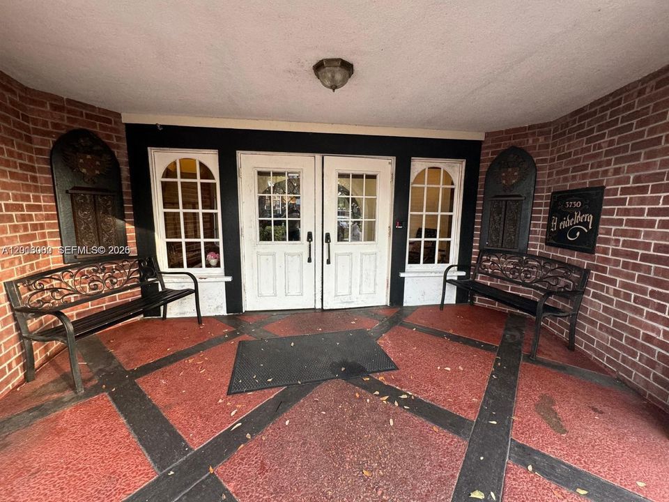 For Sale: $125,000 (1 beds, 1 baths, 800 Square Feet)