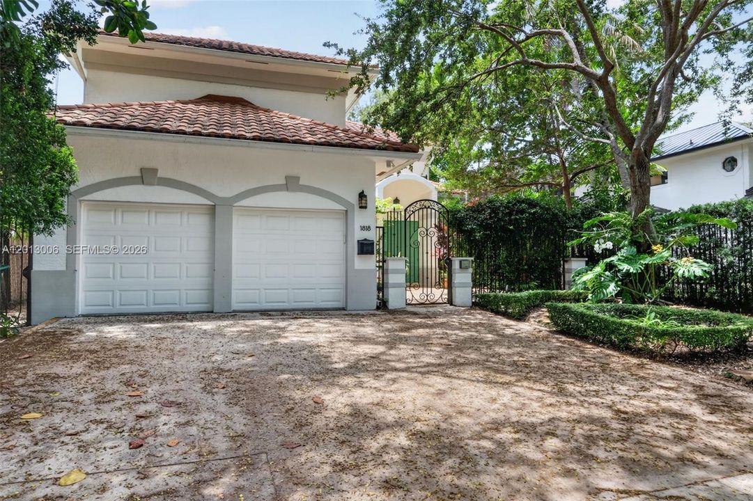 For Sale: $4,395,000 (6 beds, 4 baths, 4334 Square Feet)