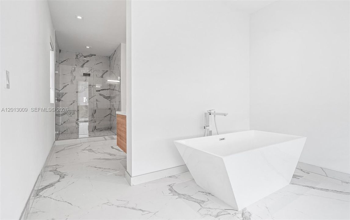 For Rent: $25,000 (6 beds, 9 baths, 6187 Square Feet)