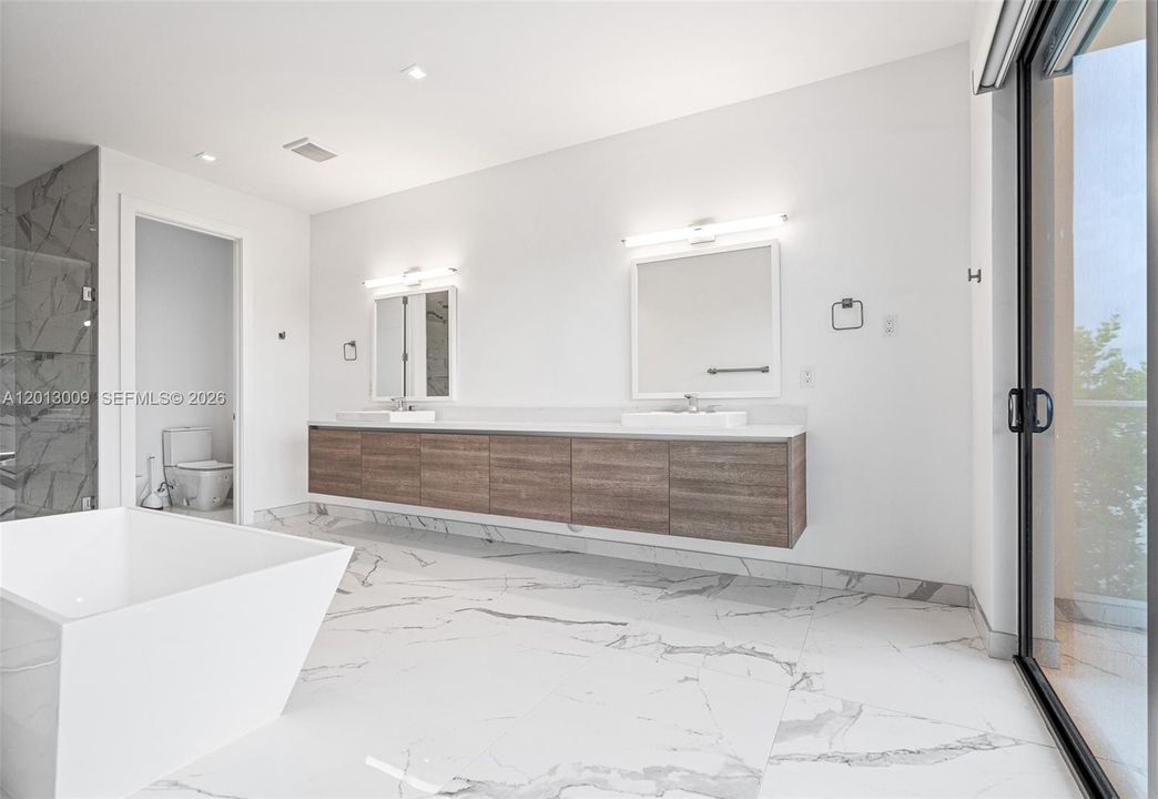 For Rent: $25,000 (6 beds, 9 baths, 6187 Square Feet)