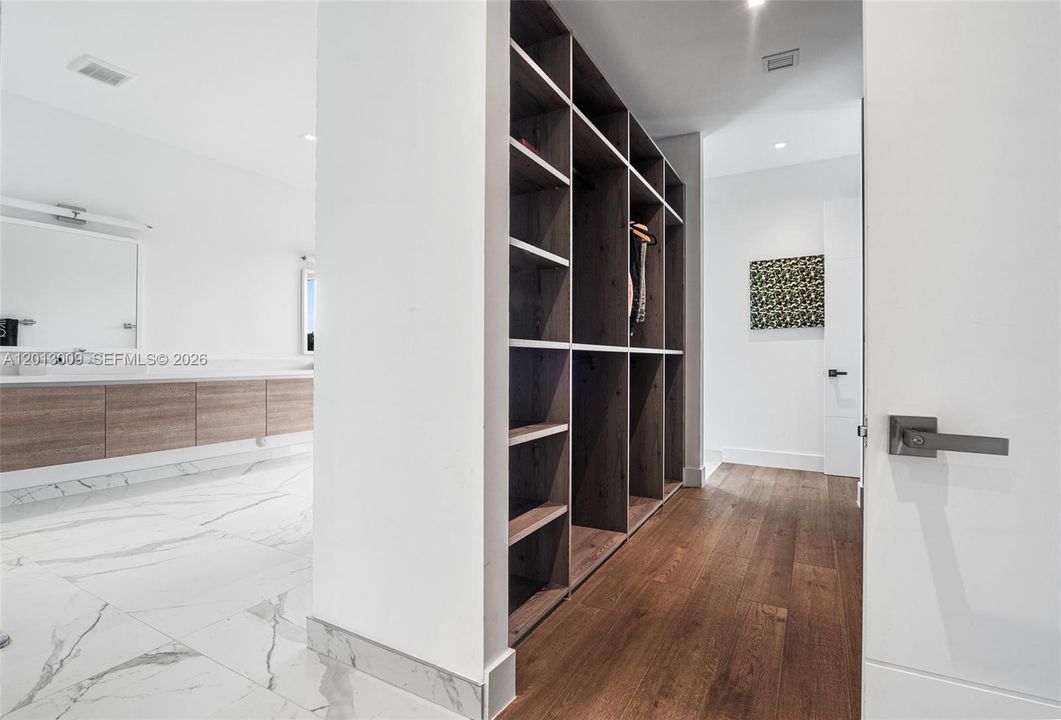 For Rent: $25,000 (6 beds, 9 baths, 6187 Square Feet)