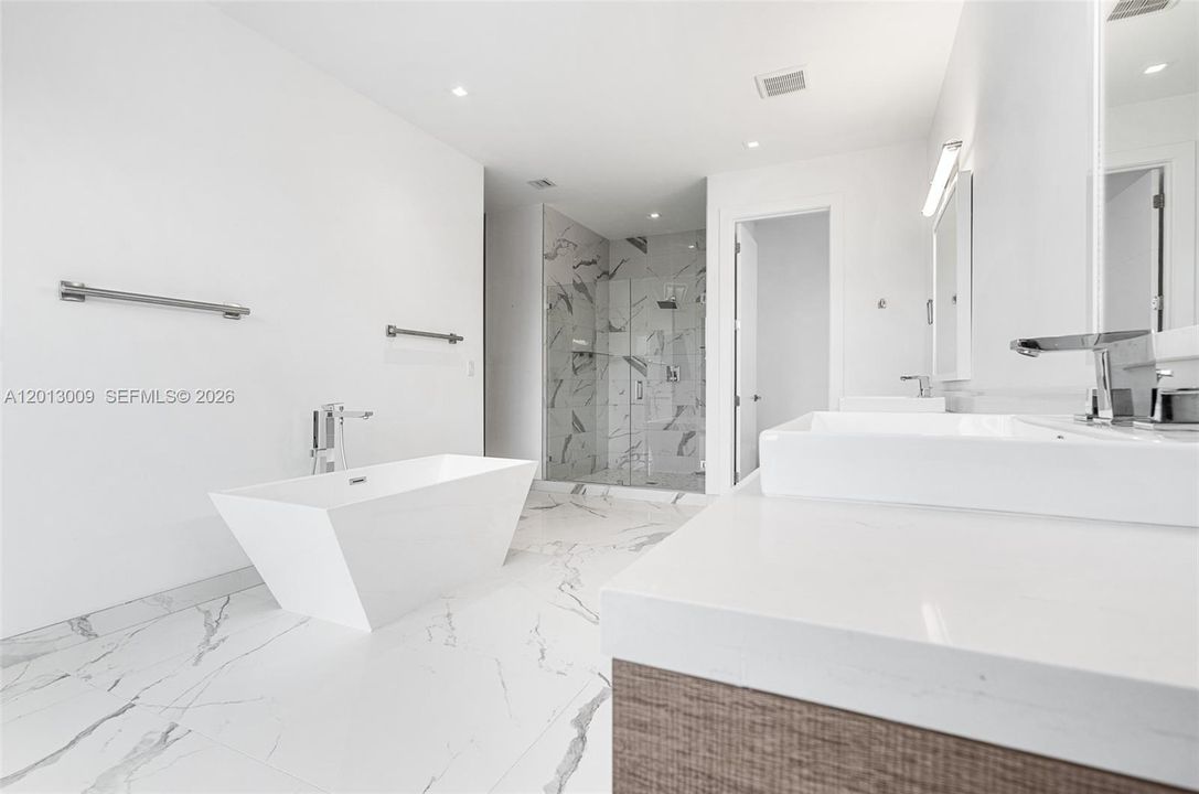 For Rent: $25,000 (6 beds, 9 baths, 6187 Square Feet)