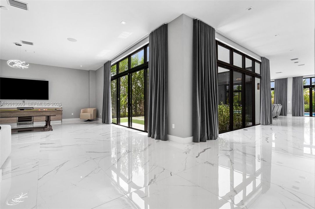 For Rent: $25,000 (6 beds, 9 baths, 6187 Square Feet)