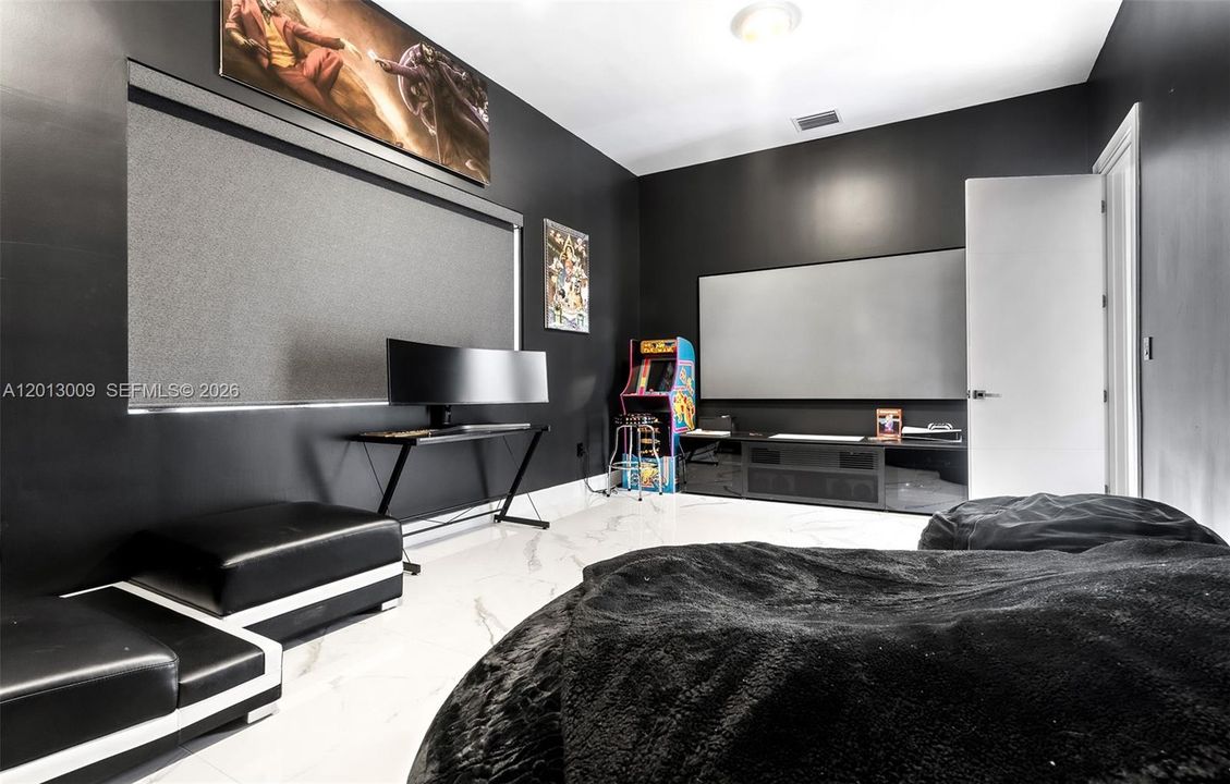 For Rent: $25,000 (6 beds, 9 baths, 6187 Square Feet)