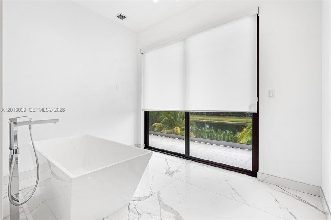 For Rent: $25,000 (6 beds, 9 baths, 6187 Square Feet)