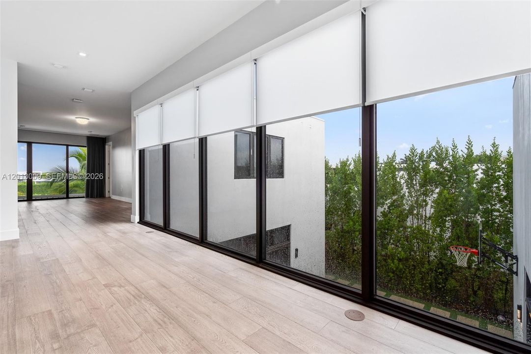 For Rent: $25,000 (6 beds, 9 baths, 6187 Square Feet)