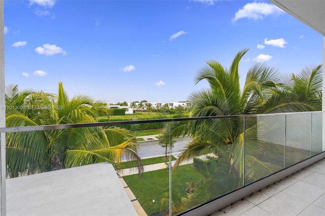 For Rent: $25,000 (6 beds, 9 baths, 6187 Square Feet)