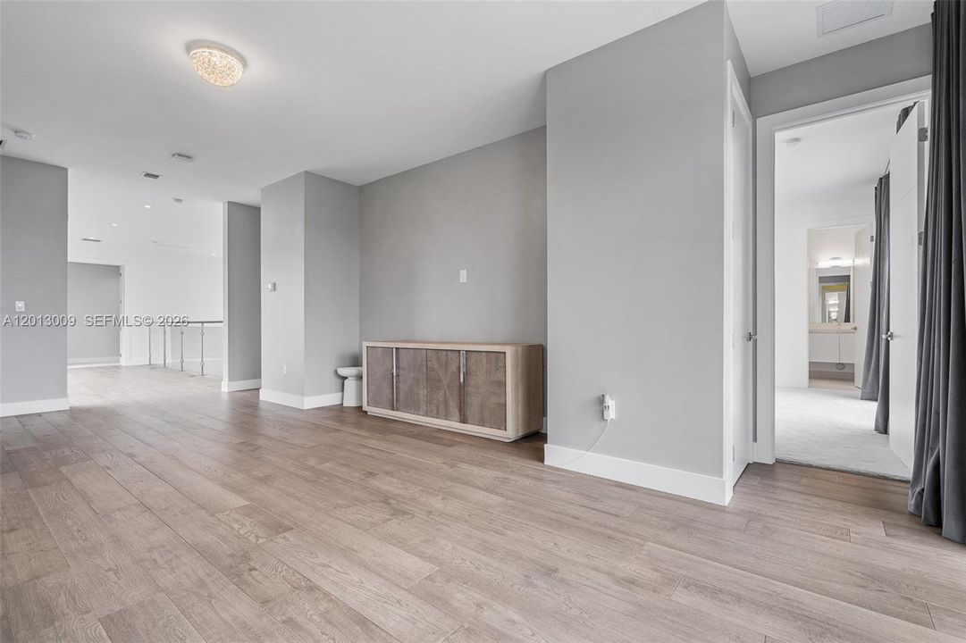 For Rent: $25,000 (6 beds, 9 baths, 6187 Square Feet)