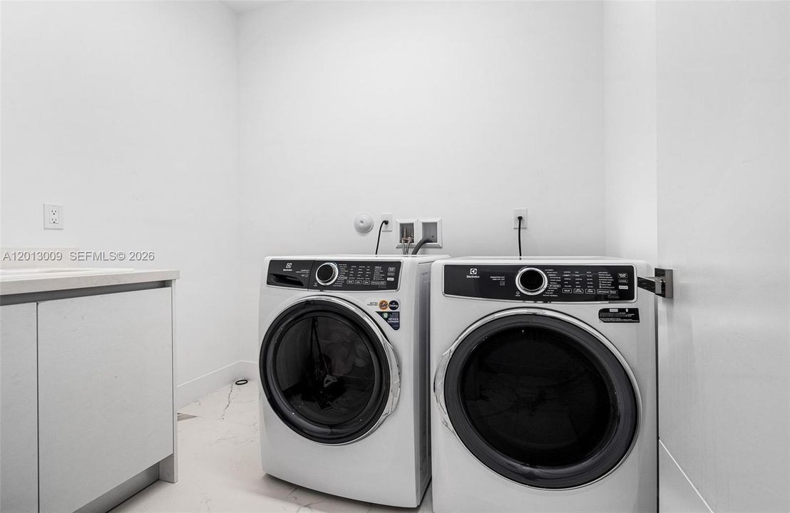 For Rent: $25,000 (6 beds, 9 baths, 6187 Square Feet)