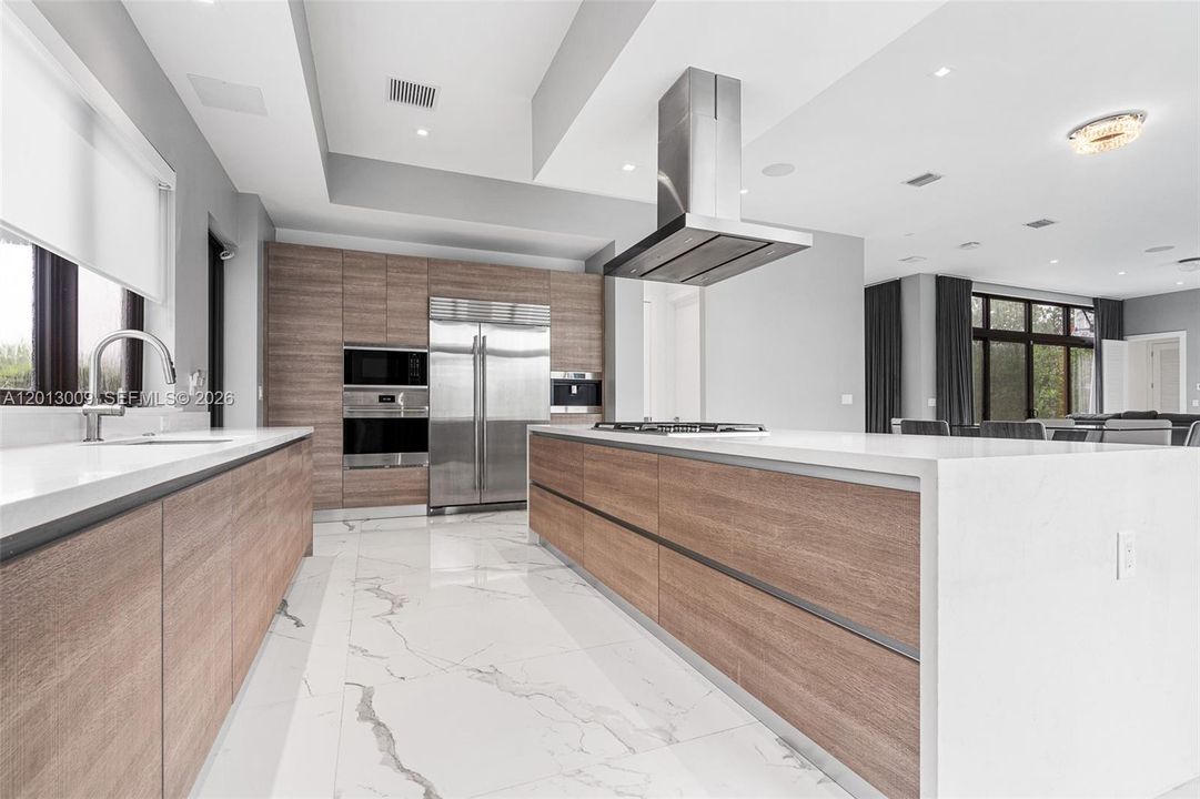 For Rent: $25,000 (6 beds, 9 baths, 6187 Square Feet)