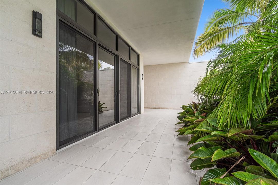 For Rent: $25,000 (6 beds, 9 baths, 6187 Square Feet)
