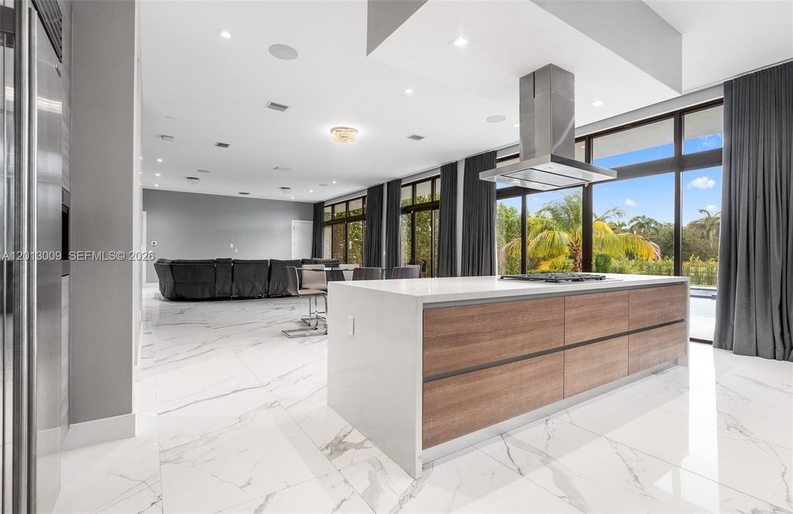 For Rent: $25,000 (6 beds, 9 baths, 6187 Square Feet)