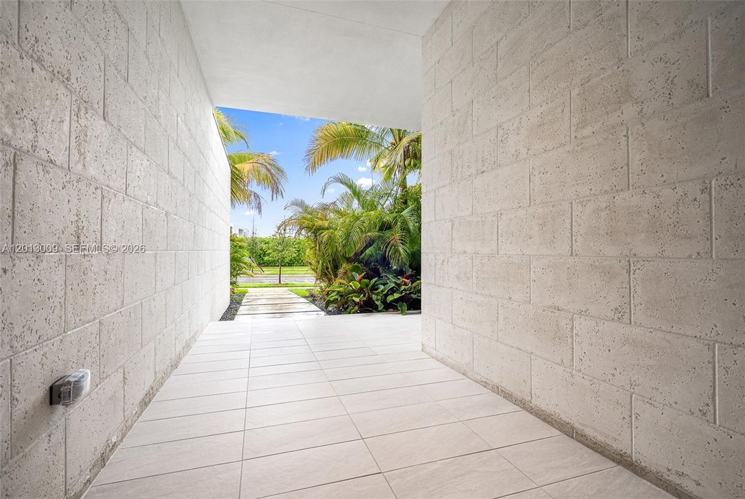 For Rent: $25,000 (6 beds, 9 baths, 6187 Square Feet)