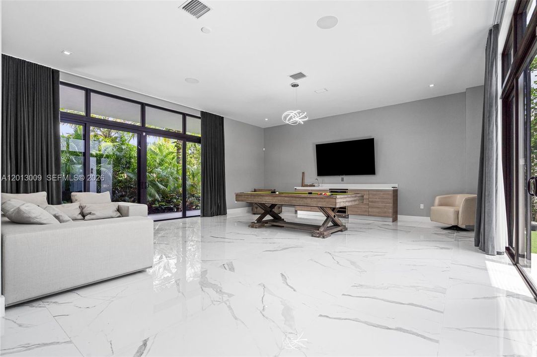 For Rent: $25,000 (6 beds, 9 baths, 6187 Square Feet)