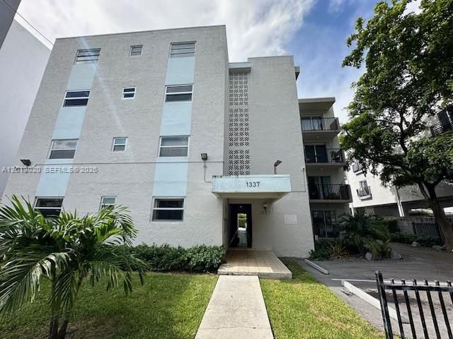For Sale: $215,000 (2 beds, 1 baths, 805 Square Feet)
