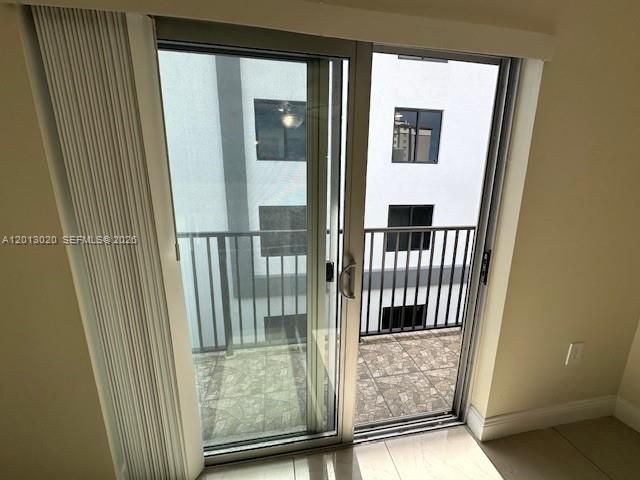 For Sale: $215,000 (2 beds, 1 baths, 805 Square Feet)
