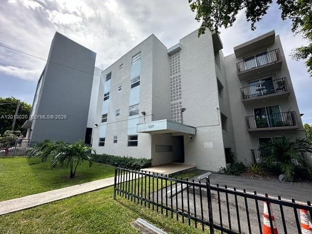 For Sale: $215,000 (2 beds, 1 baths, 805 Square Feet)