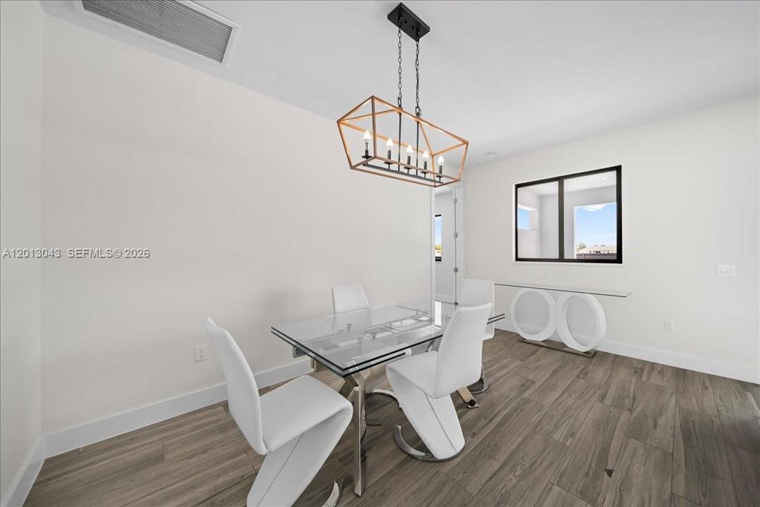 Activo con contrato: $449,900 (3 camas, 2 baños, 1656 Pies cuadrados)