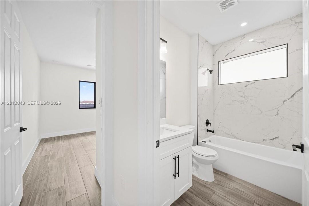 Activo con contrato: $449,900 (3 camas, 2 baños, 1656 Pies cuadrados)