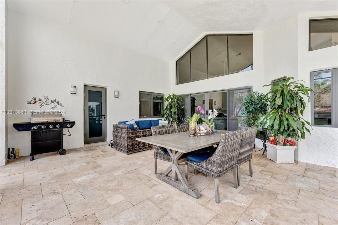 Activo con contrato: $885,000 (4 camas, 3 baños, 2804 Pies cuadrados)
