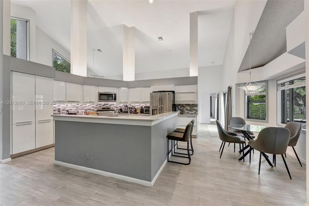 Activo con contrato: $885,000 (4 camas, 3 baños, 2804 Pies cuadrados)