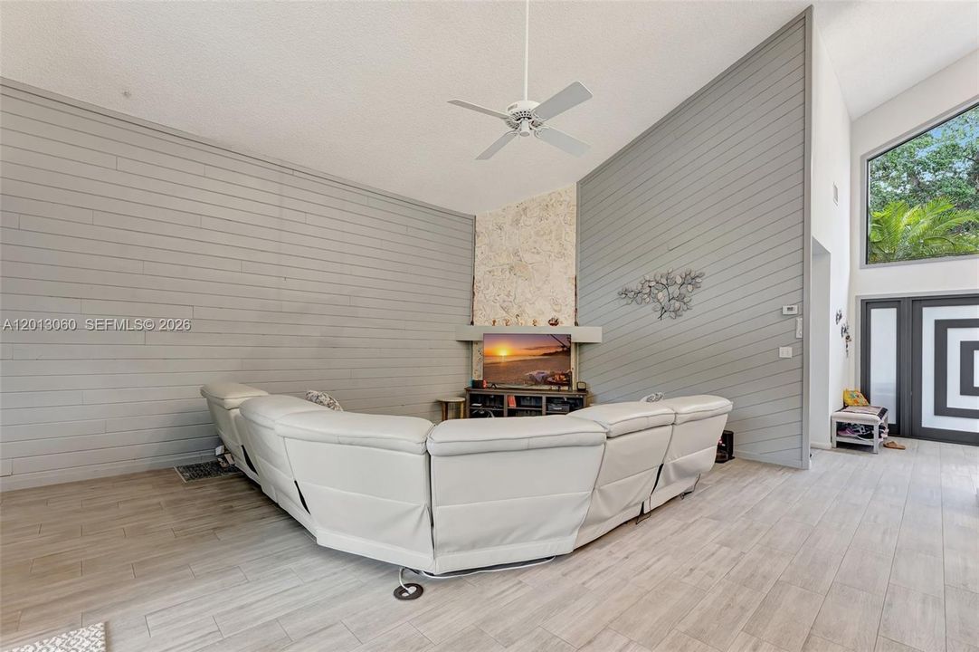 Activo con contrato: $885,000 (4 camas, 3 baños, 2804 Pies cuadrados)