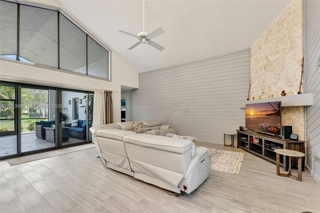 Activo con contrato: $885,000 (4 camas, 3 baños, 2804 Pies cuadrados)