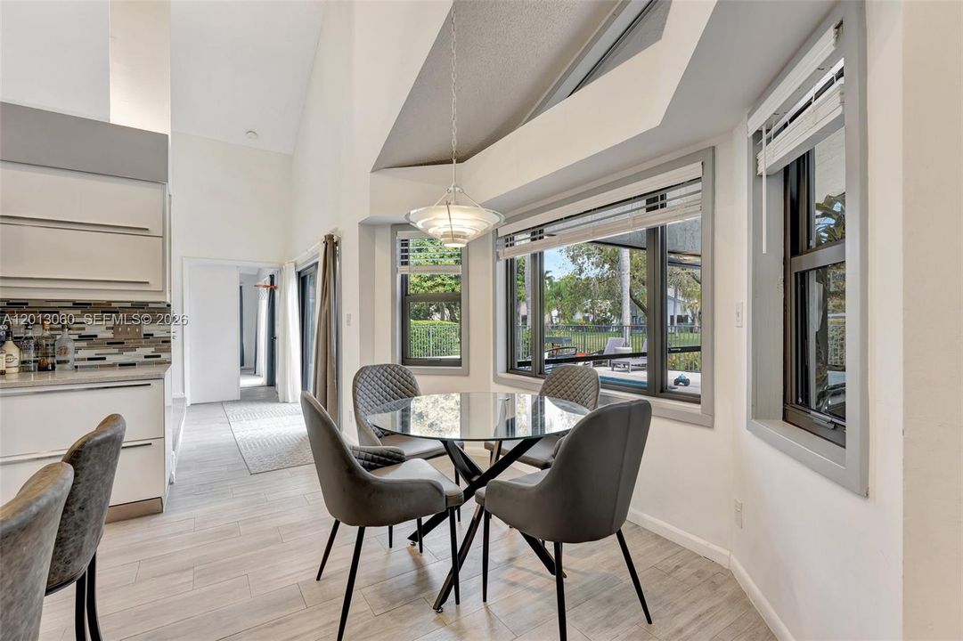 Activo con contrato: $885,000 (4 camas, 3 baños, 2804 Pies cuadrados)