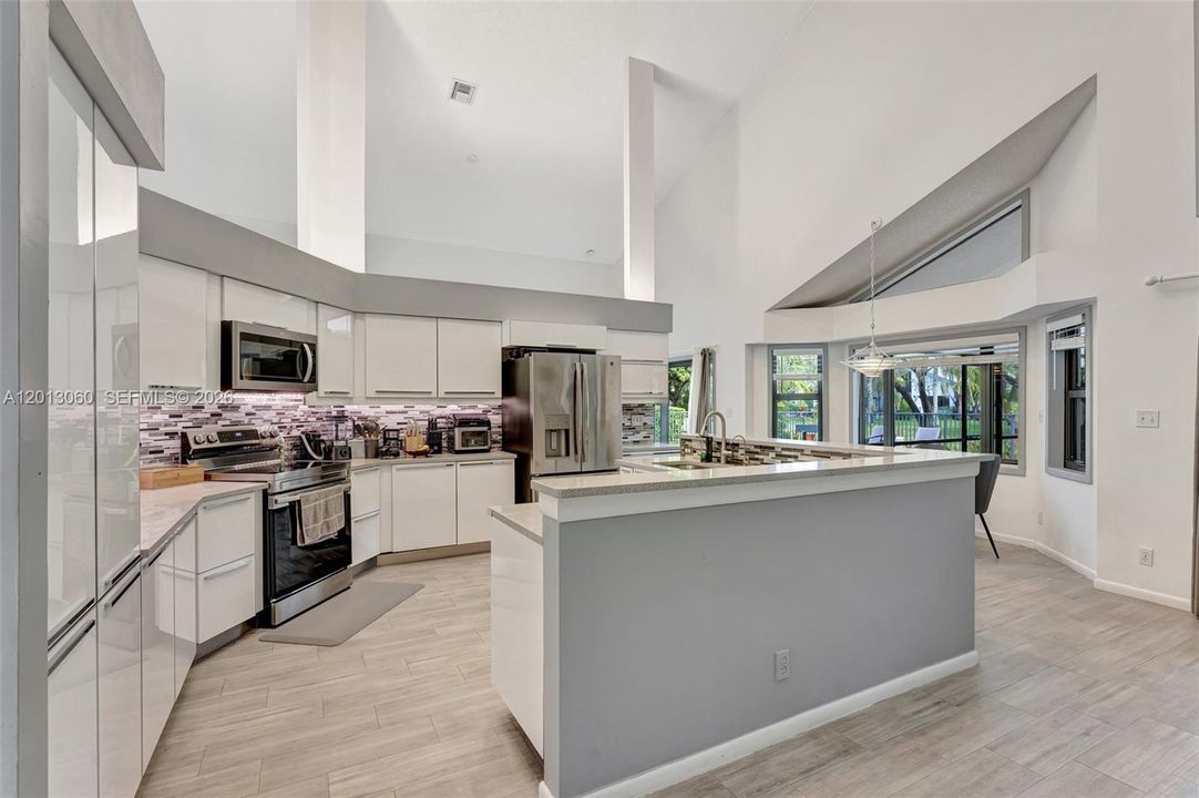 Activo con contrato: $885,000 (4 camas, 3 baños, 2804 Pies cuadrados)